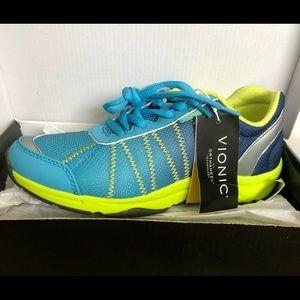 NWT Vionic Walking Shoe 6 1/2 Wide